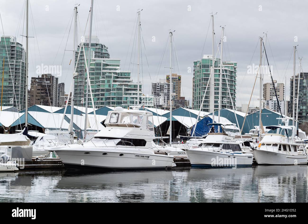 Vancouver British Columbia, Canada. Paesaggio urbano invernale di Vancouver con yacht e barche nel porto-26 dicembre 2021. Nessuno, vista sulla strada, Foto Stock