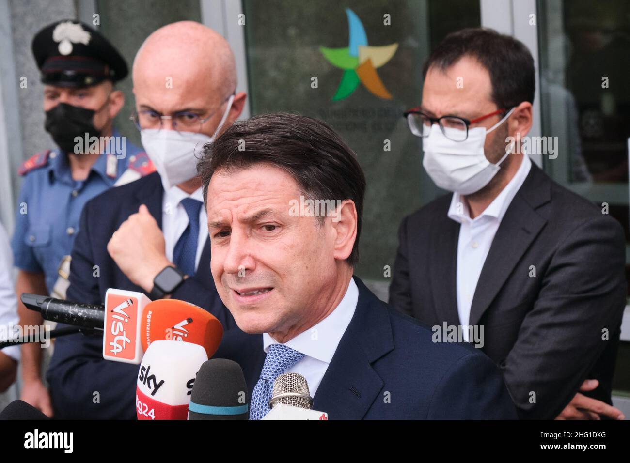 Mauro Scrobogna /LaPresse 14 settembre 2021&#xa0; Roma, Italia Ministero della Politica della transizione ecologica - Conte Cingolani incontro nella foto: Il leader del M5S Giuseppe Conte con il Ministro per le relazioni con il Parlamento Federico D&#x2019;Inc&#xe0; e il Ministro dell'Agricoltura Stefano Patuanelli lasciando l'incontro con il Ministro Cingolani Foto Stock