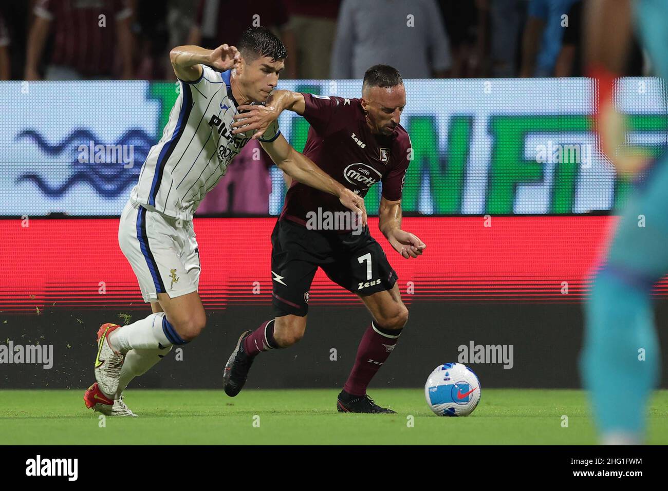 Alessandro Garofalo/LaPresse 18 settembre 2021 Salerno, Italia sport soccer Salernitana vs Atalanta - Campionato Italiano Calcio League A 2021/2022 - Stadio Arechi. Nella foto: Joakim Maehle (Atalanta BC), Frank Ribery (U.S.A. Salernitana 1919) Foto Stock