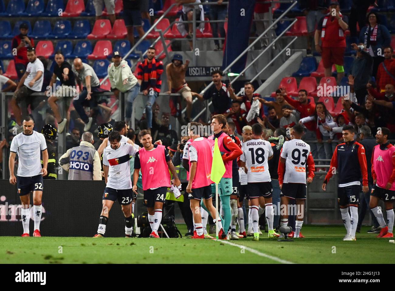 Massimo Paolone/LaPresse 21 settembre 2021 Bologna, Italia sport soccer Bologna vs Genova - Campionato Italiano Calcio League A TIM 2021/2022 - Stadio Renato Dall'Ara nella foto: I giocatori di Genova festeggiano con gli appassionati di Genova Foto Stock