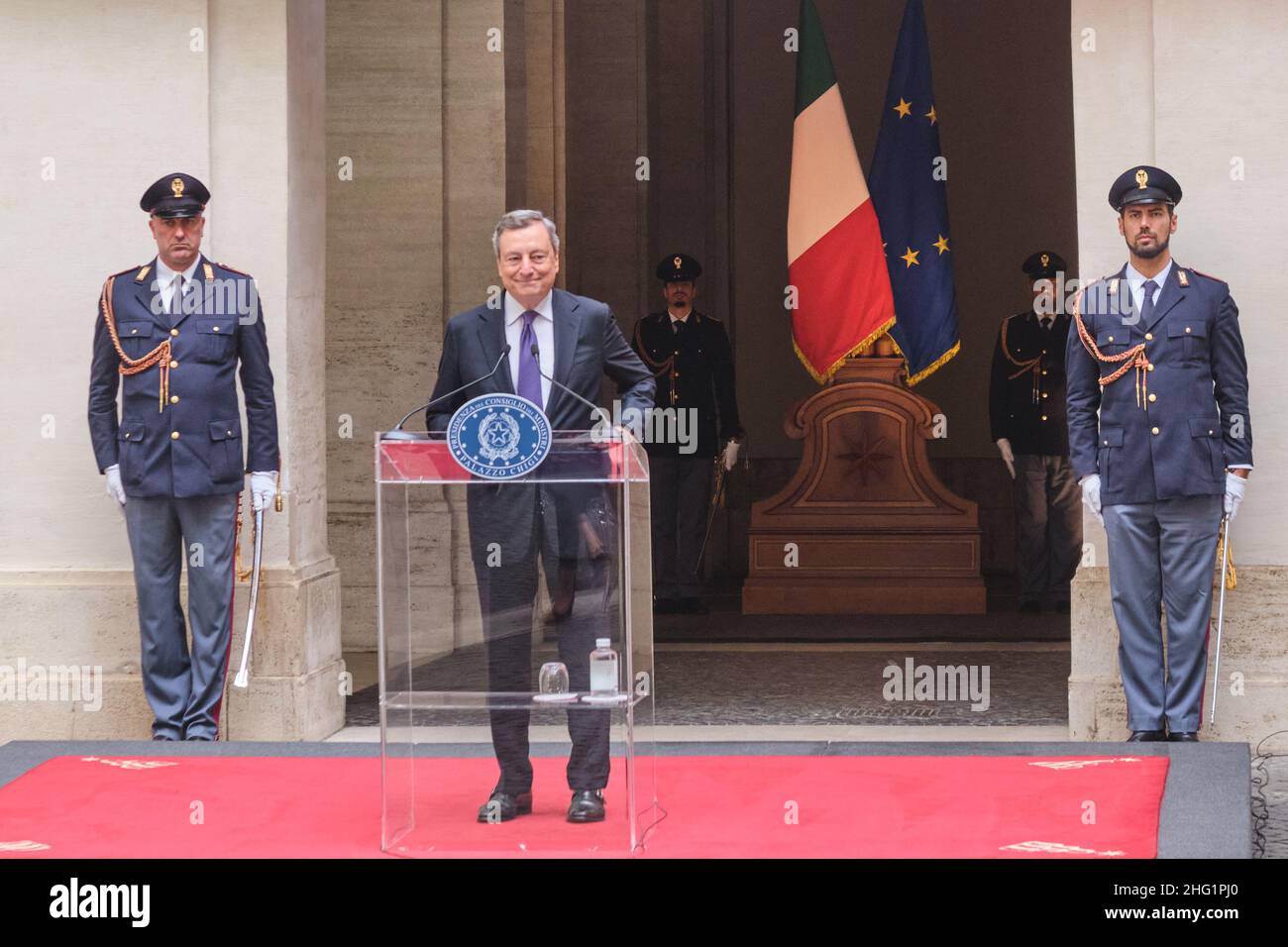 Mauro Scrobogna /LaPresse 27 settembre 2021&#xa0; Roma, Italia Politica Chigi - incontro con le squadre nazionali italiane di pallavolo nella foto: Il Presidente del Consiglio Mario Draghi riceve i campioni italiani di pallavolo in Europa Foto Stock