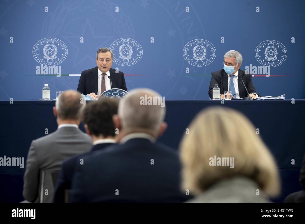 Foto massimo Percossi/POOL ansa/LaPresse29-09-2021 &#x2013; Roma, ItaliaPoliticaConferenza stampa del Premier Mario Draghi dopo il Consiglio dei MinistriNella foto: Mario Draghi, ministro dell'economia Daniele FrancoPhoto massimo Percossi/POOL ansa/LaPresseSettembre 29, 2021 - Roma, ItalyIn conferenza del primo Ministro Mario Draghi dopo il Consiglio Stampa: Mario Draghi, Ministro dell'Economia Daniele Franco Foto Stock