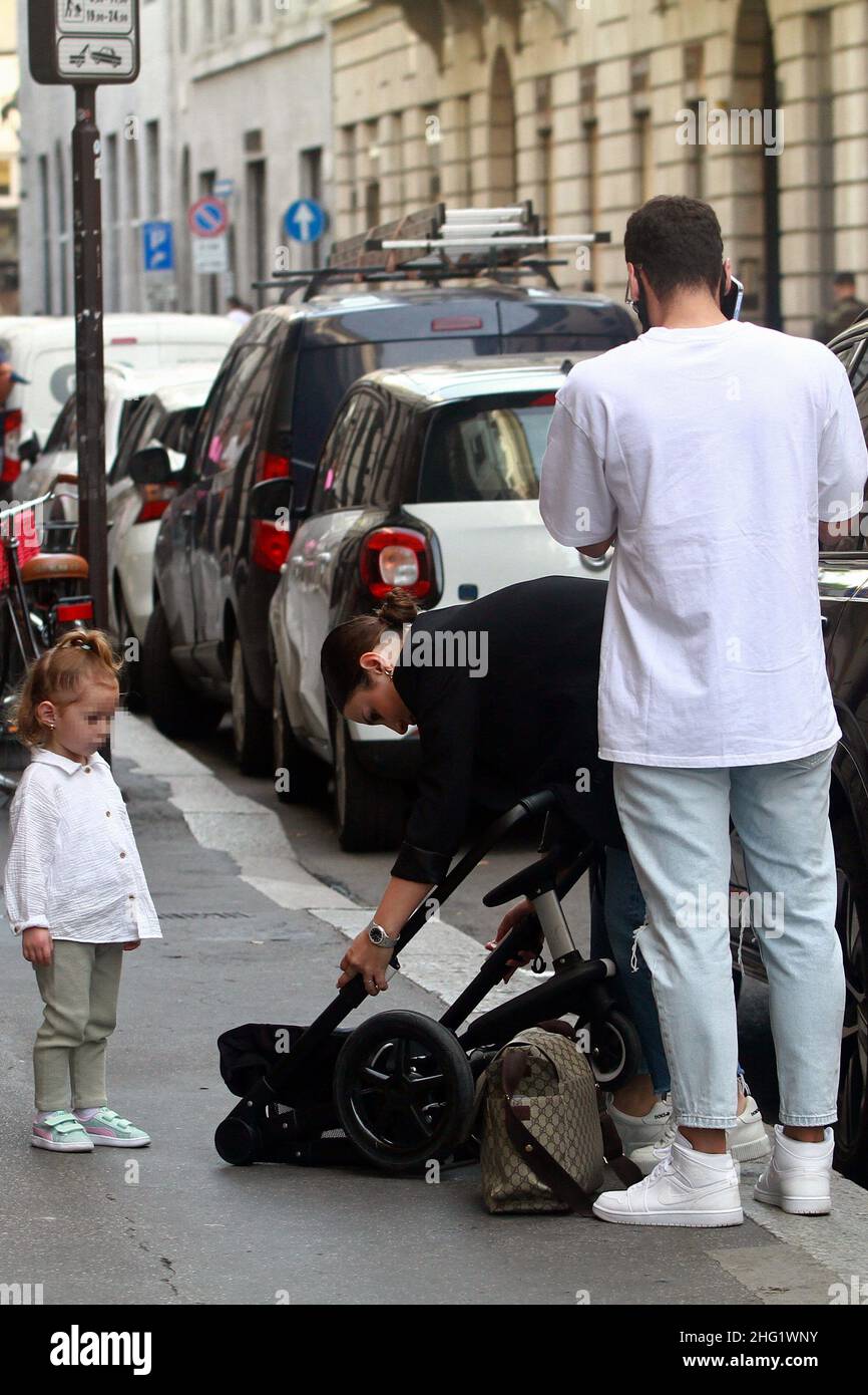 30/09/2021 Milano il calciatore dell'Inter, Hakan Calhanoglu con la meglie Sinem Gundogdu e figli, dopo aver aggiunto l'auto, Sinem Gundogdu ha qualche problema nell'aprire la carrozzina, mentre il calciatore tiene in braccio il piccolo.poi si dirigono da gensel del mio carrello (In dolce attestesa) e anno da 'Illy caffè' nel quadrilatero della moda,poi Dumfries prosegue lo shopping con la famiglia dentro l'ex rossonero si allontana dal centro- Concordenza © Sanabria/LaPresse Foto Stock