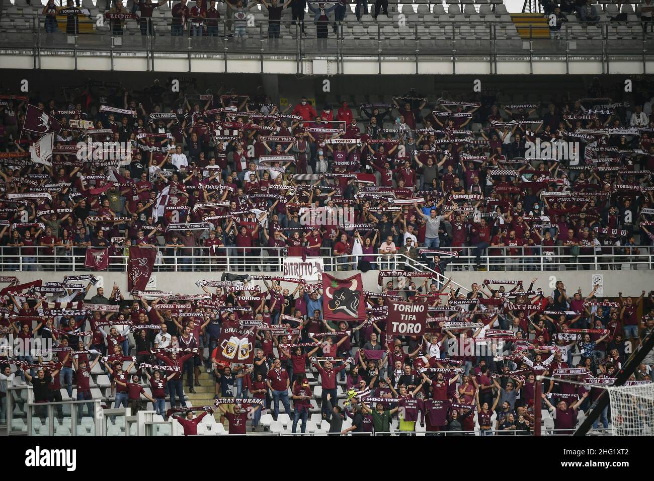 LaPresse - Fabio Ferrari 02 ottobre 2021 Torino, Italia sport calcio ESCLUSIVO TORINO FC Torino FC vs Juventus FC - Campionato Italiano Calcio League A TIM 2021/2022 - Stadio Olimpico Grande Torino. Nel pic:sostenitore Foto Stock