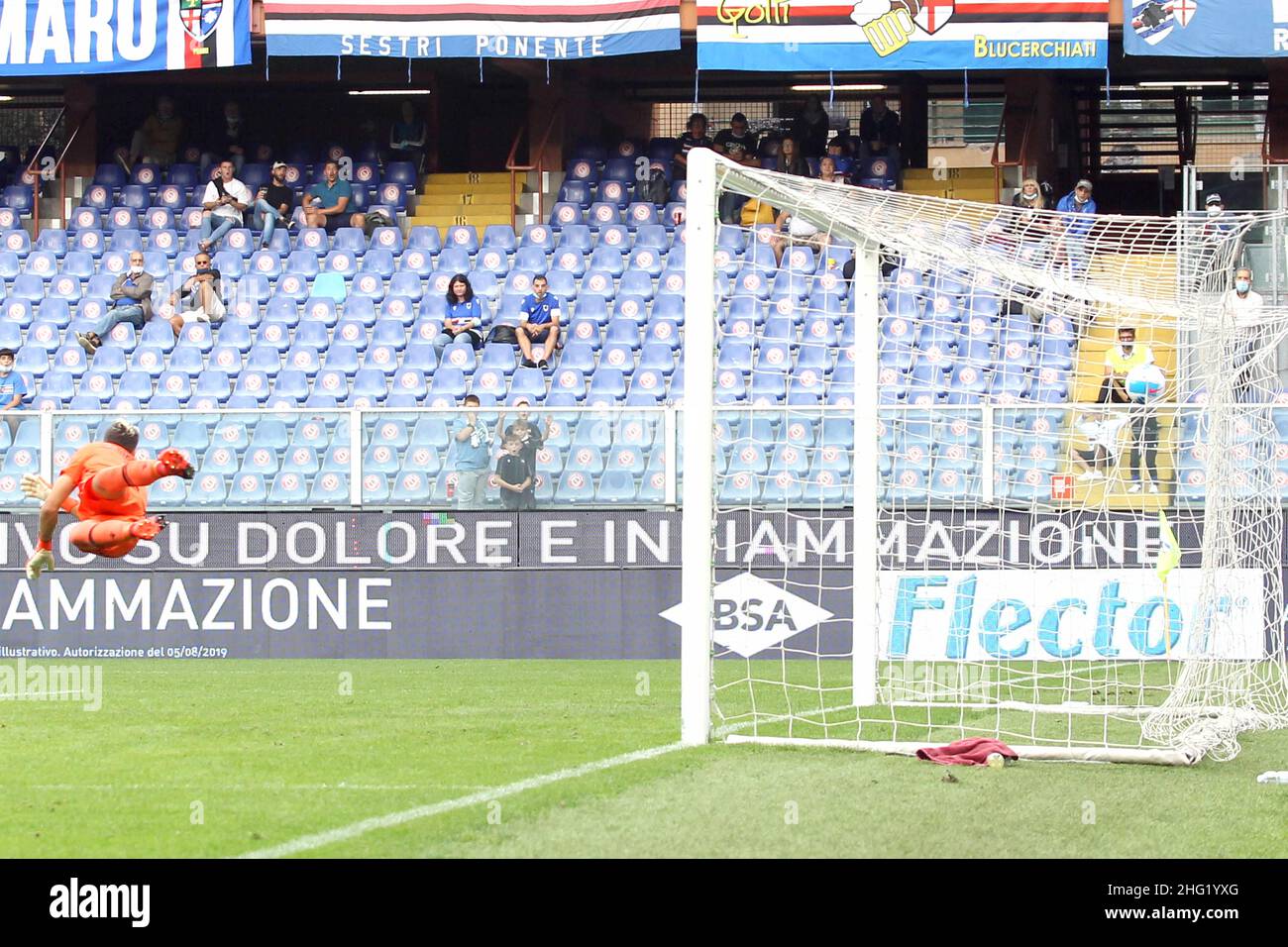 Foto Tano Pecoraro/LaPresse 03 Ottobre 2021 - Genova, Italia Sport, CalcioSampdoria vs Udinese - Campionato italiano di calcio Serie A TIM 2021/2022 - Stadio Luigi Ferrarisnella foto: gol Antonio Candreva 3-2Photo Tano Pecoraro/LaPresse 03 ottobre 2021 - Genova, Italia Sport, Calcio Sampdoria vs Udinese - Campionato Italiano Serie A Calcio 2021/2022 - Luigi Ferraris StadiumIn la foto: Antonio Candreva goal 3-2 Foto Stock