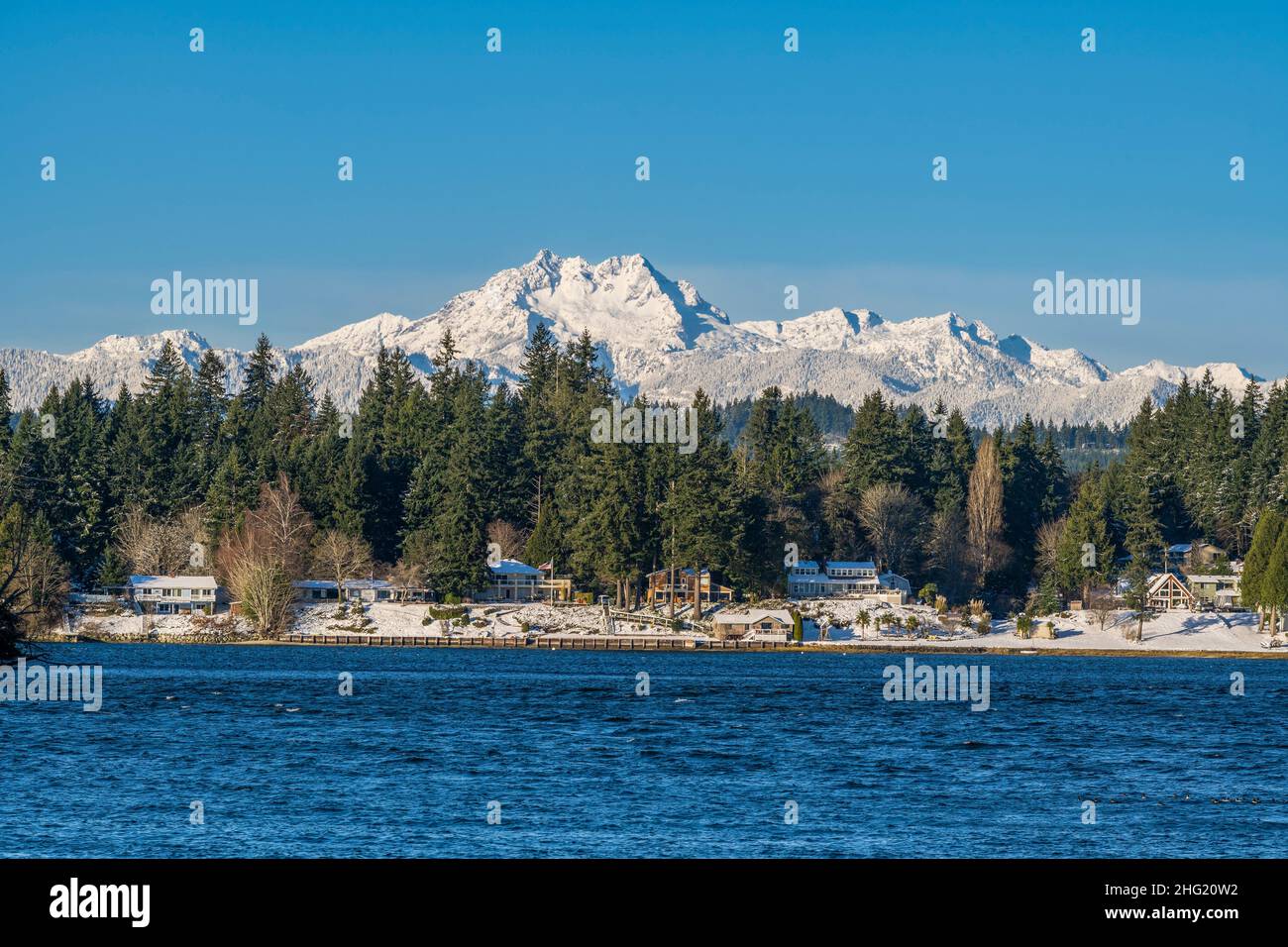Le montagne innevate della Penisola Olimpica viste da Bremerton Foto Stock