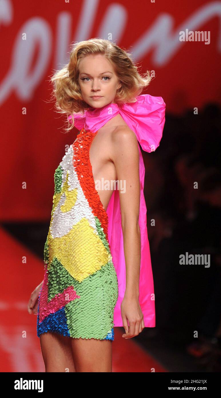 I modelli indossano creazioni di Enrico Coveri per la collezione  Primavera/Estate 2009 e la settimana della Moda di Milano Foto stock - Alamy