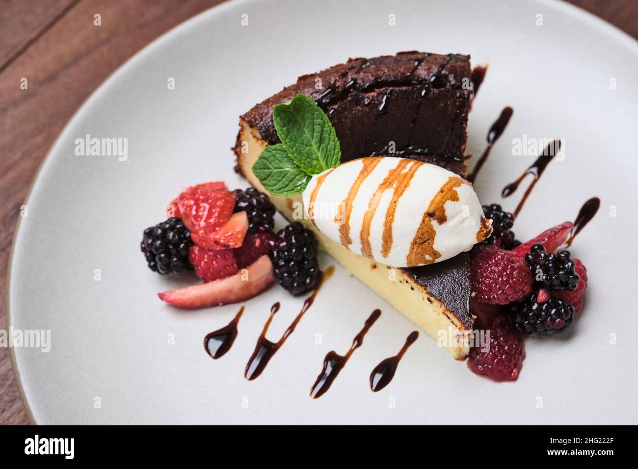 Cheesecake con frutti di bosco misti e panna. Foto Stock