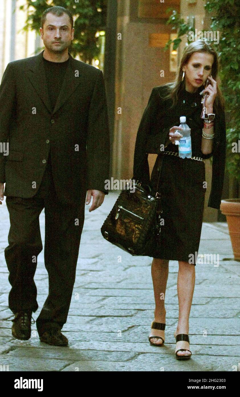 Allegra Versace è avvistato facendo una passeggiata con la sua guardia del corpo a Milano. Foto Stock