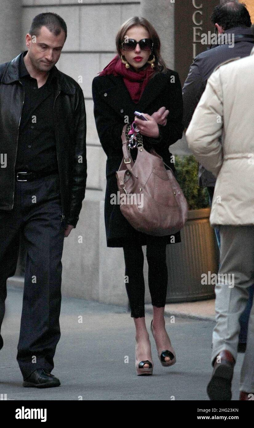 Allegra Versace è avvistato shopping con la sua guardia del corpo, a  Milano, Italia Foto stock - Alamy