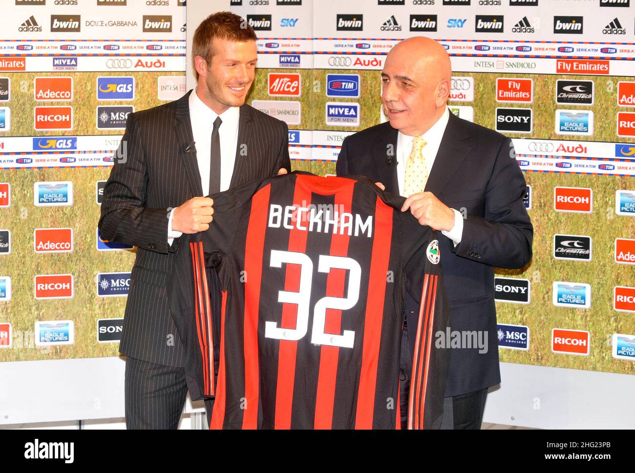 La stella britannica David Beckham, a sinistra, pone con il vice presidente  di Milano Adriano Galliani alla presentazione ufficiale del nuovo club di  Beckham con la maglia numero 32, allo stadio San