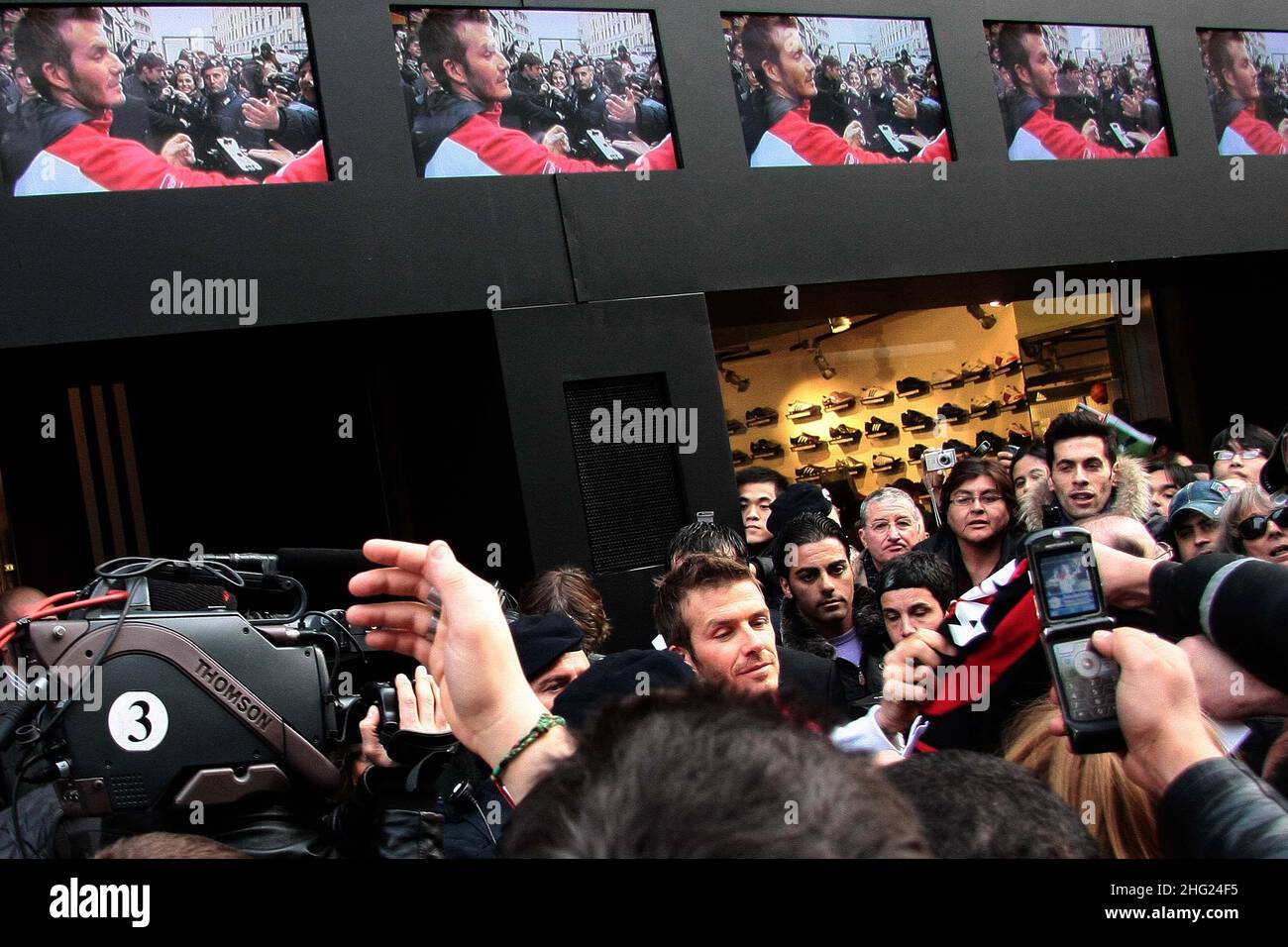 David Beckham al negozio Adidas di Milano per presentare il nuovo Predator  Powerswerve Foto stock - Alamy