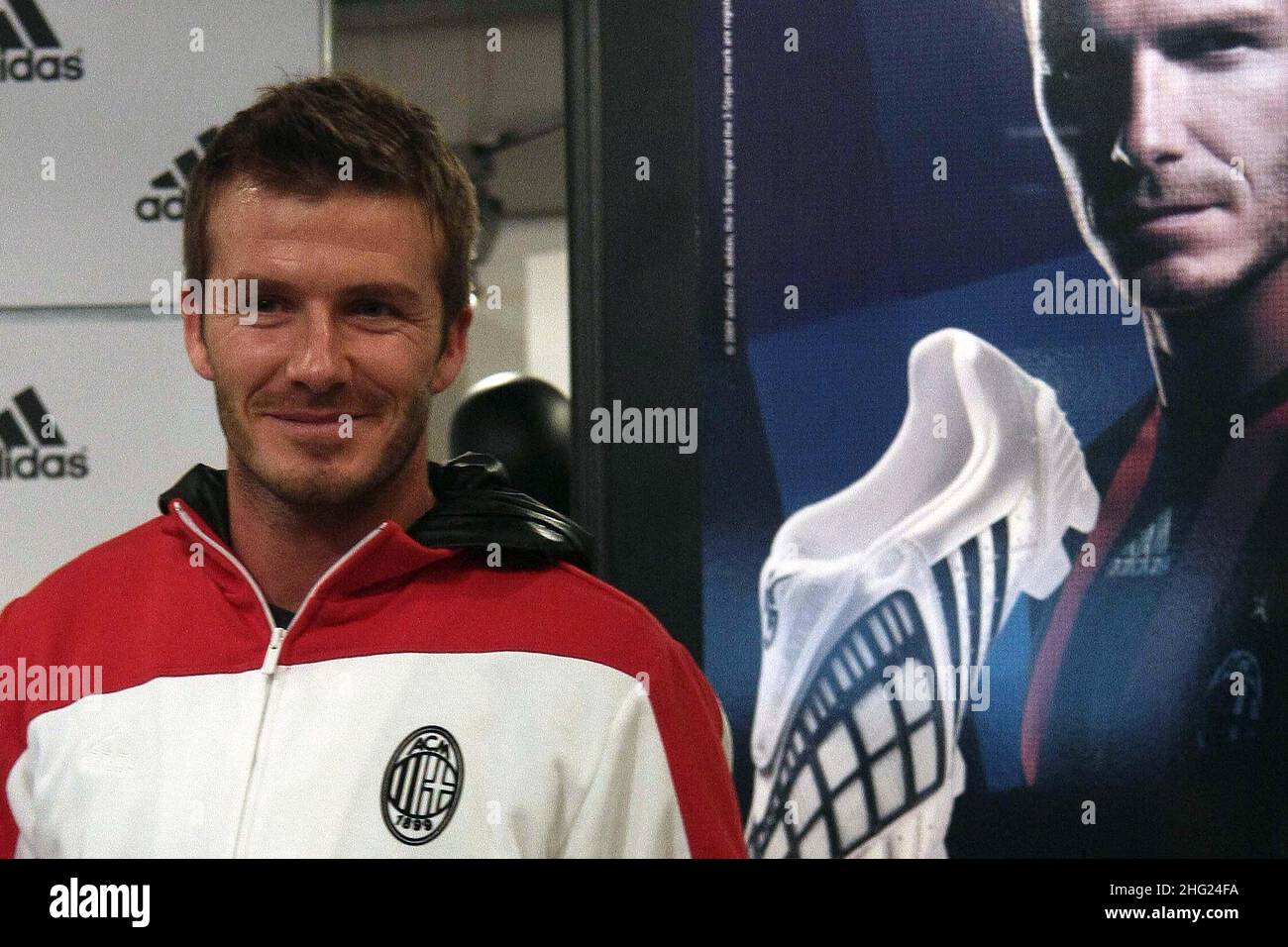 David Beckham al negozio Adidas di Milano per presentare il nuovo Predator  Powerswerve Foto stock - Alamy