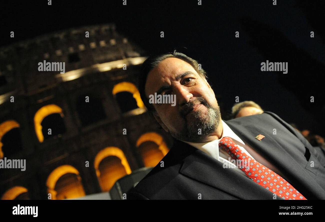 Governatore dello stato americano del New Mexico Bill Richardson di fronte al Colosseo illuminato, a Roma in occasione di una cerimonia per celebrare la decisione di porre fine alla pena di morte in New Mexico. Richardson, un democratico, ha firmato il mese scorso un disegno di legge che abolisce la pena di morte per i crimini commessi dopo il luglio 1, sostituendola con vita in prigione senza possibilità di parole. Foto Stock