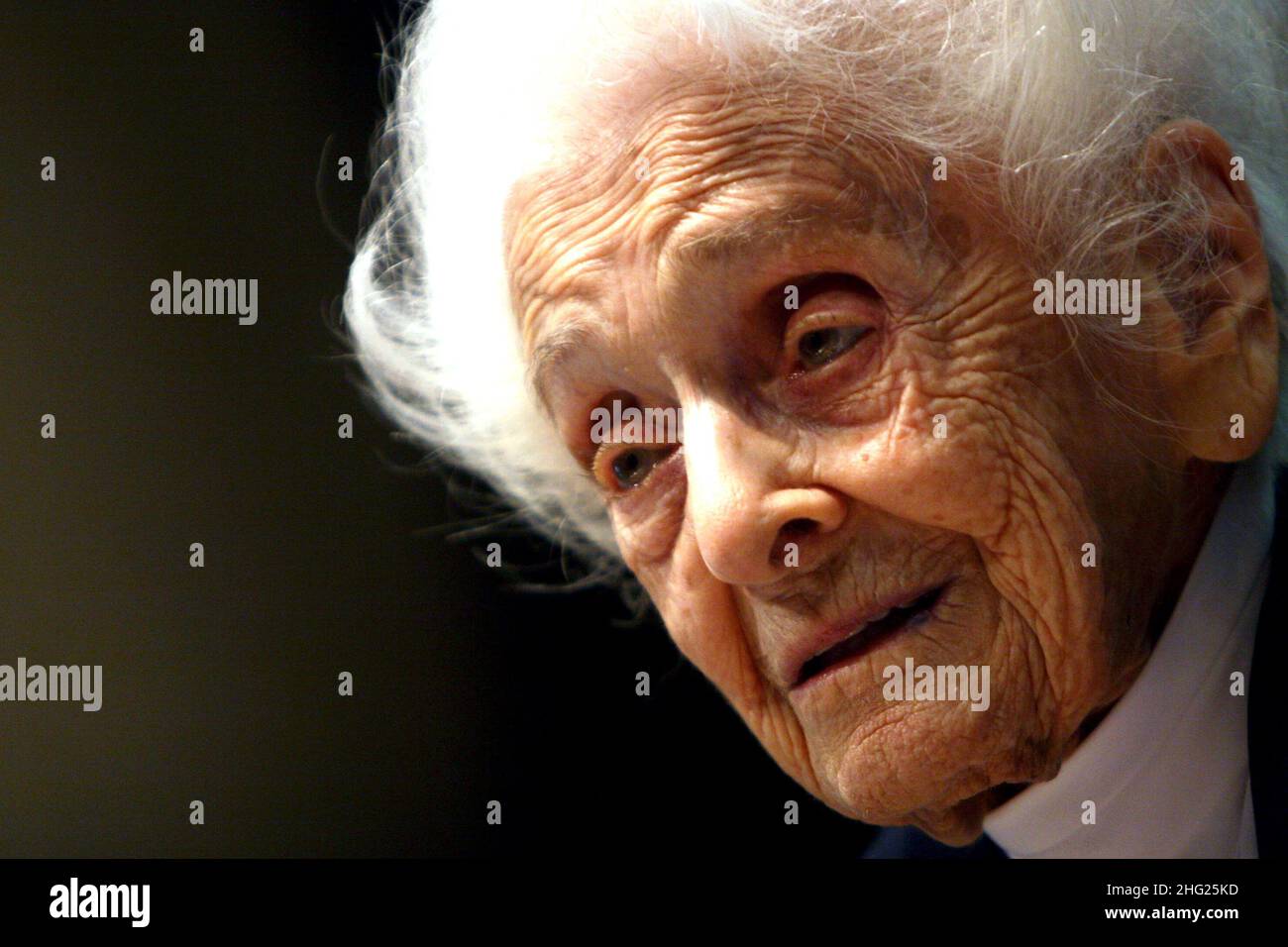 Neurologo e senatore italiano per la vita Rita Levi Montalcini, Premio Nobel per la Medicina nel 1986, in una conferenza stampa per il suo centesimo compleanno a Roma. Montalcini avrà 100 anni il 22 aprile. Lo scienziato italiano ha ricevuto il premio Nobel per la medicina con Stanley Cohen degli Stati Uniti, nel 1986, per la scoperta di meccanismi che regolano la crescita di cellule e organi. Foto Stock