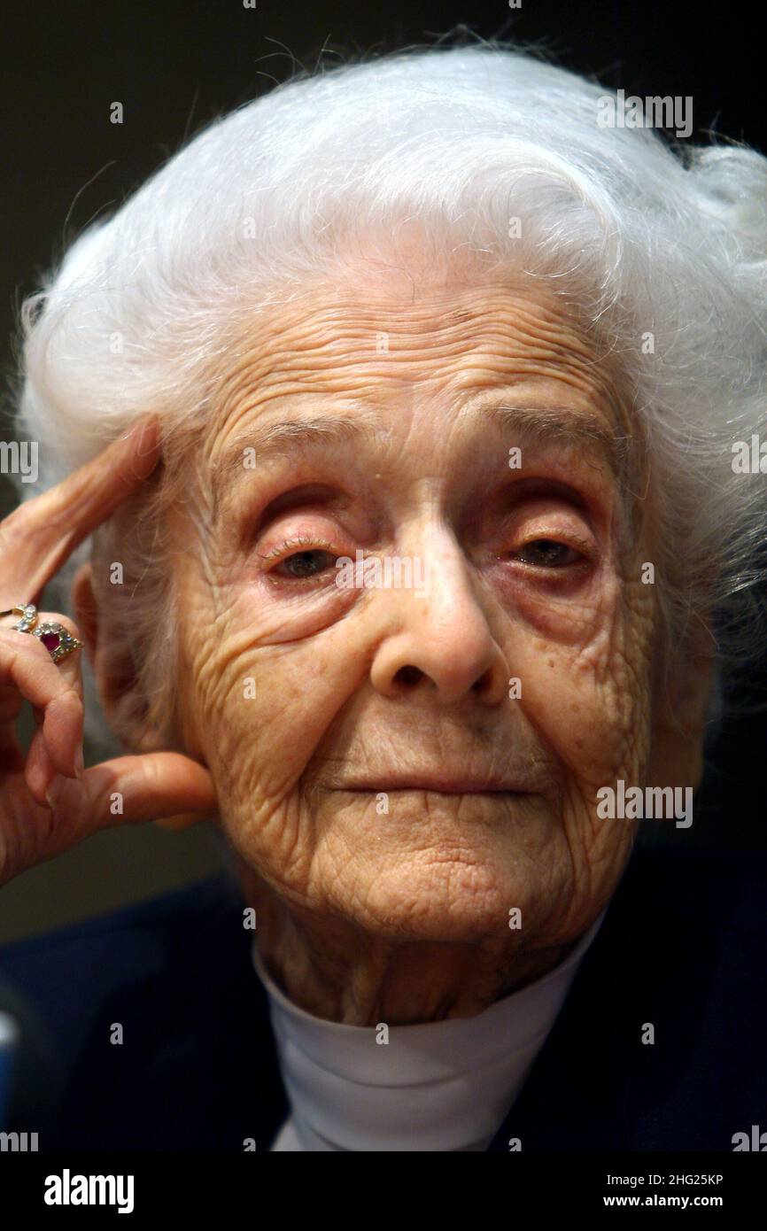 Neurologo e senatore italiano per la vita Rita Levi Montalcini, Premio Nobel per la Medicina nel 1986, in una conferenza stampa per il suo centesimo compleanno a Roma. Montalcini avrà 100 anni il 22 aprile. Lo scienziato italiano ha ricevuto il premio Nobel per la medicina con Stanley Cohen degli Stati Uniti, nel 1986, per la scoperta di meccanismi che regolano la crescita di cellule e organi. Foto Stock