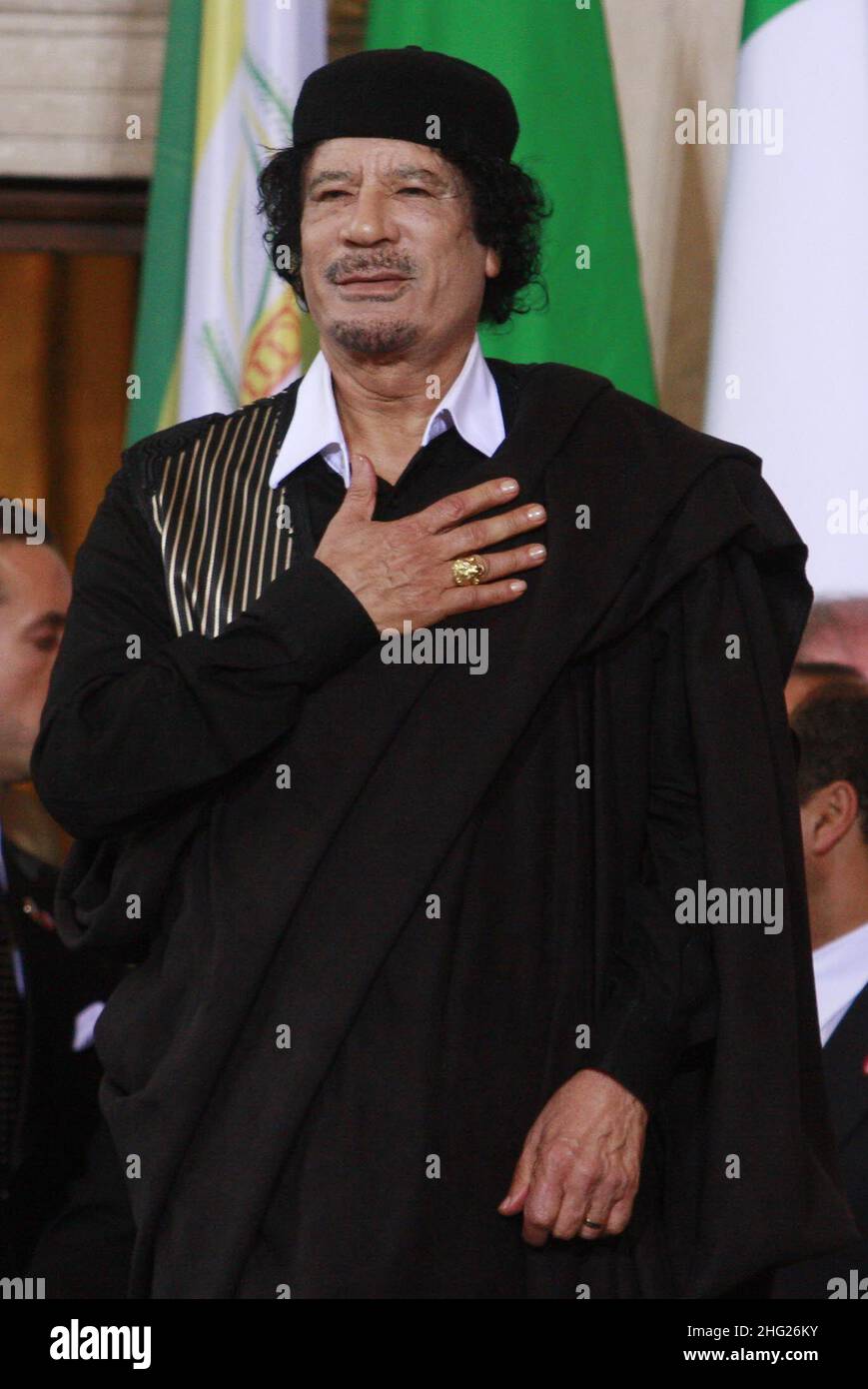 Il Premier italiano Silvio Berlusconi, a destra, parla con il leader libico Moammar Gadhafi prima dell'inizio di una conferenza stampa congiunta a Villa Madama di Roma, Gadhafi è in visita ufficiale in Italia per tre giorni. Foto Stock Il Premier italiano Silvio Berlusconi, a destra, parla con il leader libico Moammar Gadhafi prima dell'inizio di una conferenza stampa congiunta a Villa Madama di Roma, Gadhafi è in visita ufficiale in Italia per tre giorni. Foto Stock