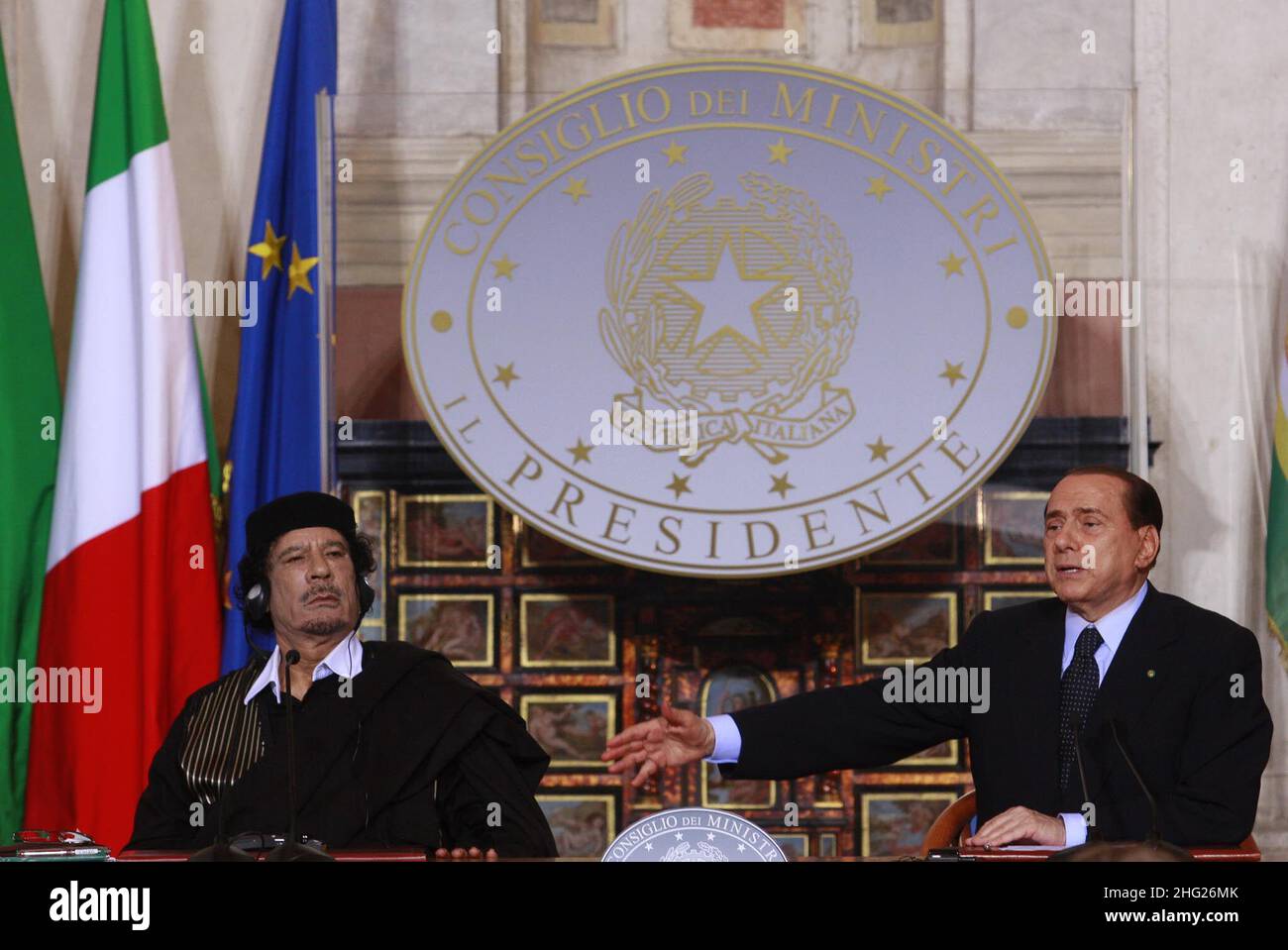 Il Premier italiano Silvio Berlusconi, a destra, parla con il leader libico Moammar Gadhafi prima dell'inizio di una conferenza stampa congiunta a Villa Madama di Roma, Gadhafi è in visita ufficiale in Italia per tre giorni. Foto Stock Il Premier italiano Silvio Berlusconi, a destra, parla con il leader libico Moammar Gadhafi prima dell'inizio di una conferenza stampa congiunta a Villa Madama di Roma, Gadhafi è in visita ufficiale in Italia per tre giorni. Foto Stock