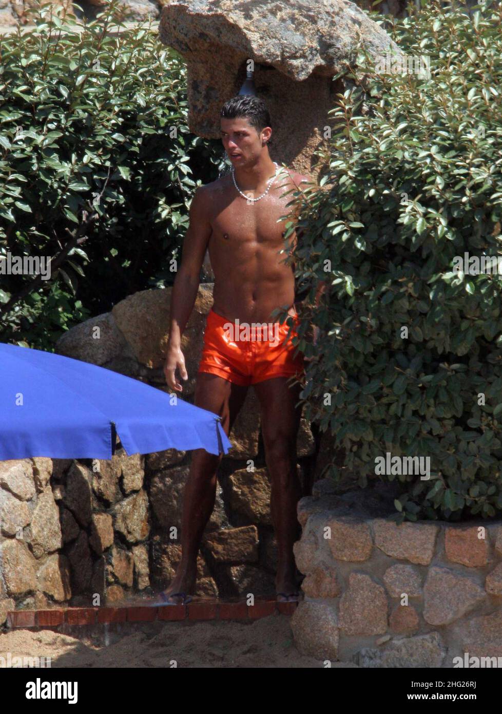 Il Portogallo International e il Manchester United Cristiano Ronaldo prendono il tempo con la sua fidanzata Nereida Gallardo e la sua famiglia in Sardegna a seguito della perdita del Portogallo in Germania nella finale del Campionato europeo UEFA 2008 Foto Stock