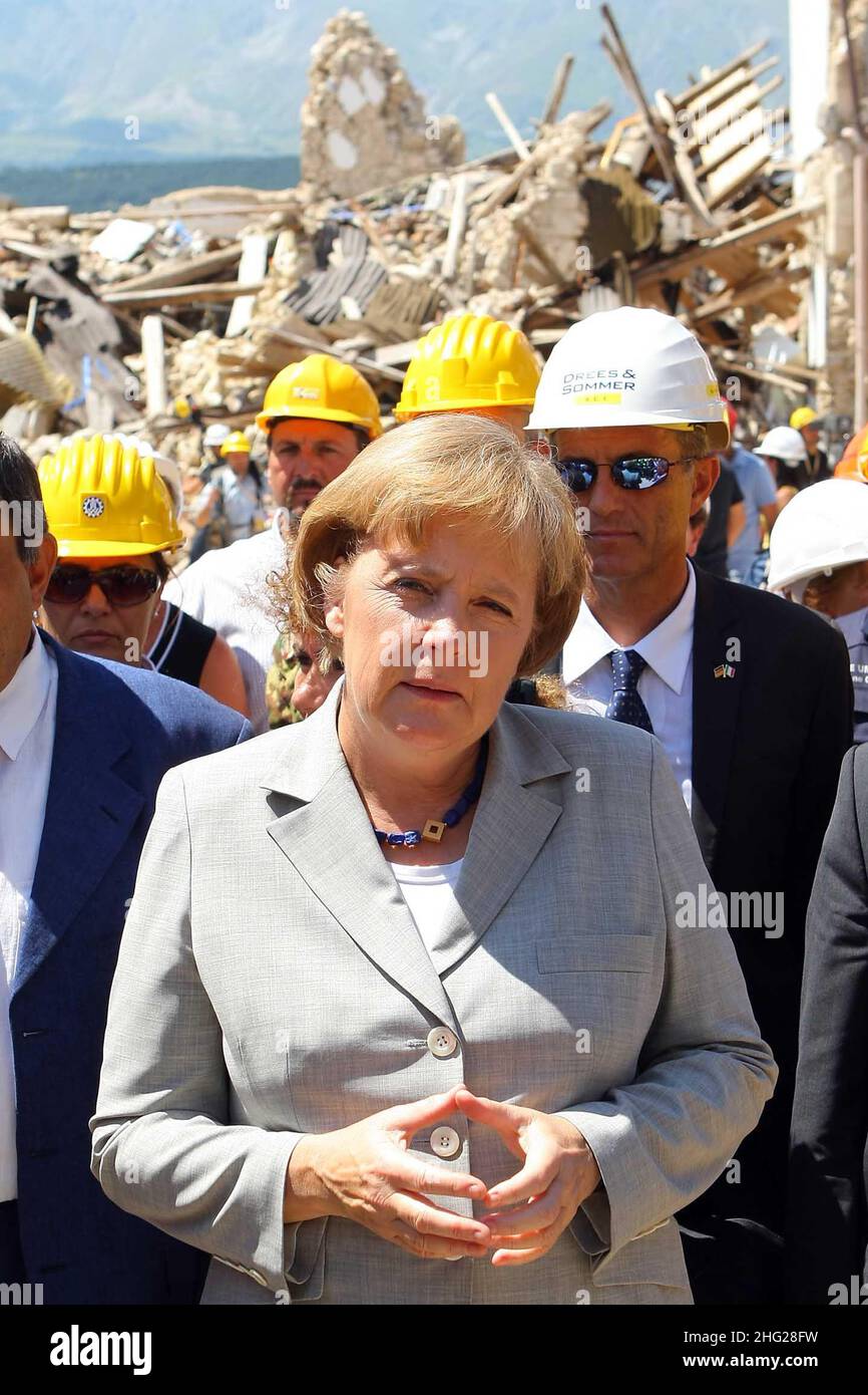 La cancelliera tedesca Angela Merkel durante la visita a Onna, l'Aquila, nell'ambito del Vertice del G8. Foto Stock