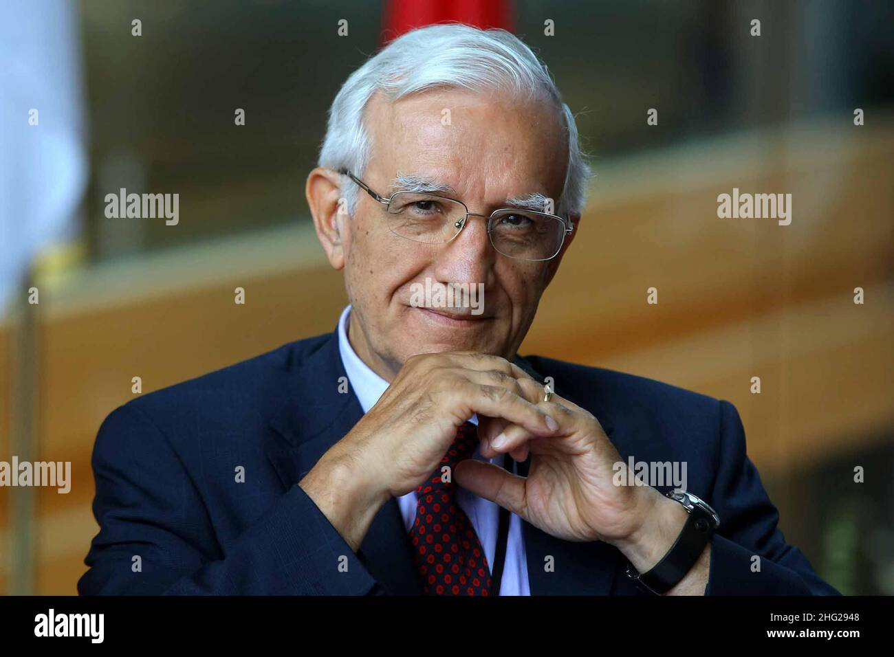 Vittorio Prodi si pone per le fotografie presso l'edificio Louise Weiss di Strasburgo, in Francia, durante una sessione inaugurale del Parlamento europeo. Foto Stock