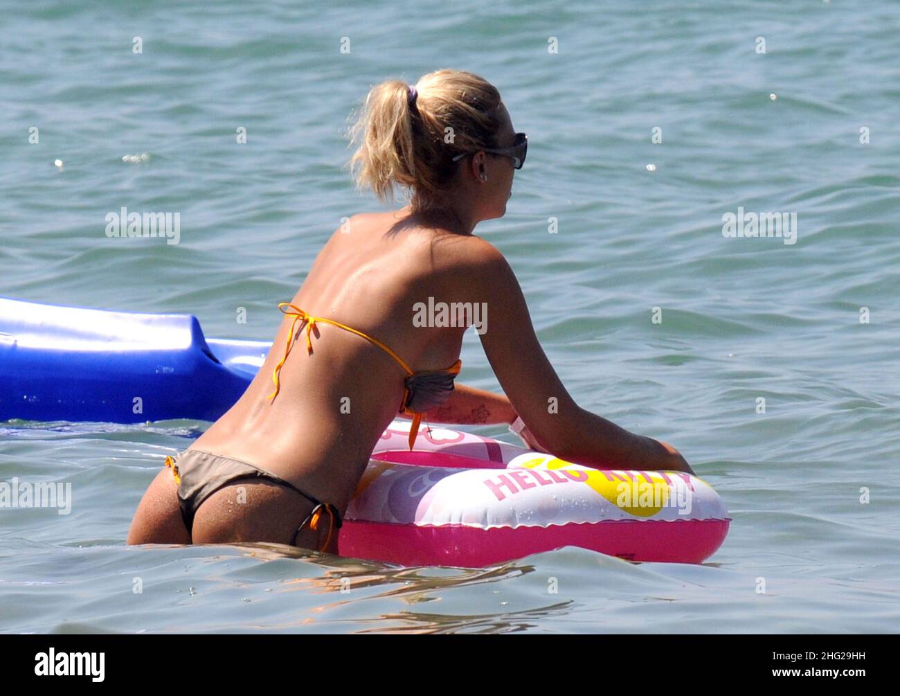 ILARY Blasi, moglie del calciatore Francesco Totti, si rilassa sulla spiaggia nella cittadina costiera di Sabaudia in Lazio. Foto Stock