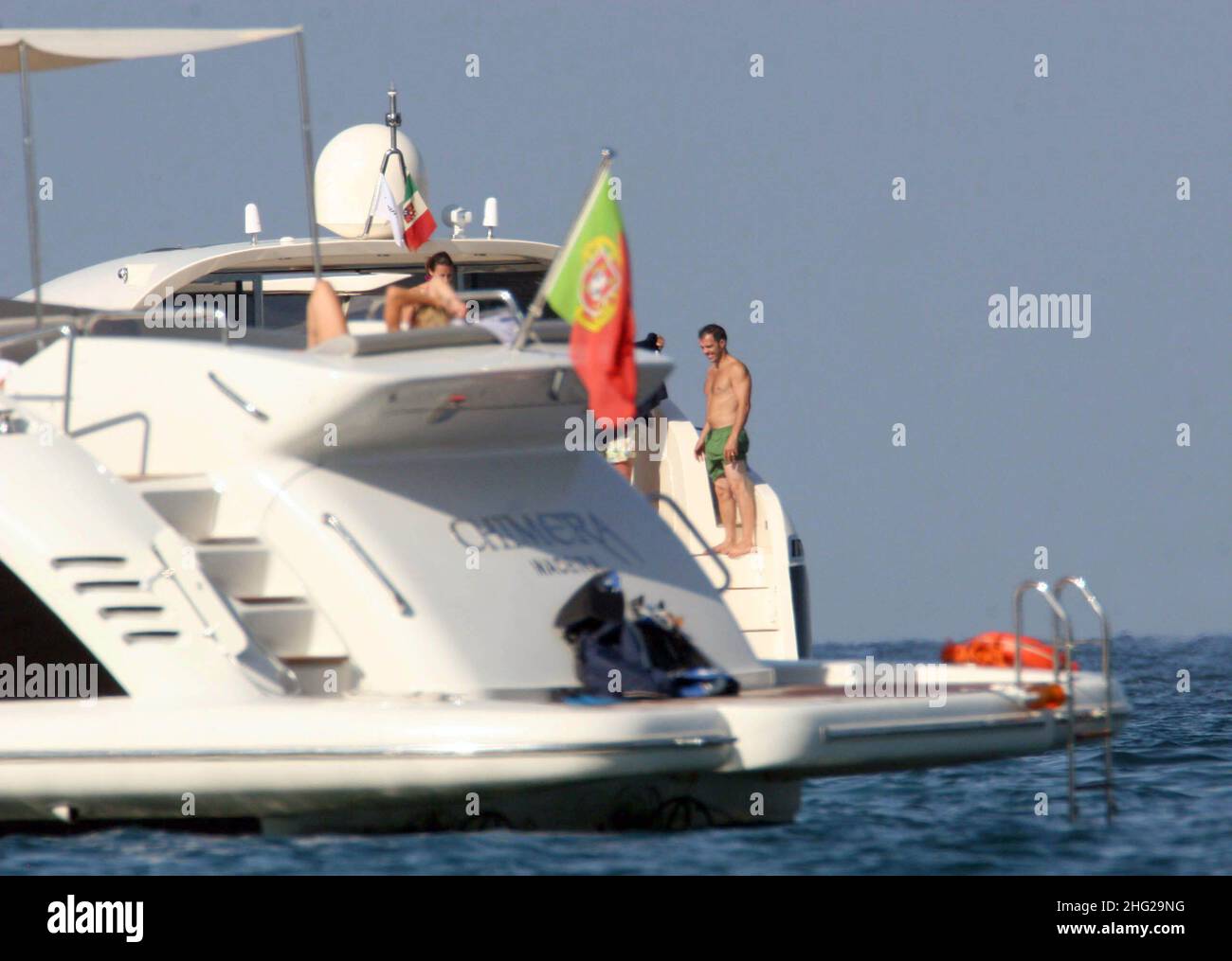 Loris Capirossi (in pantaloncini verdi) in vacanza con la sua ragazza e gli amici a Sradinia Portisco, Sardegna, Italia. Foto Stock