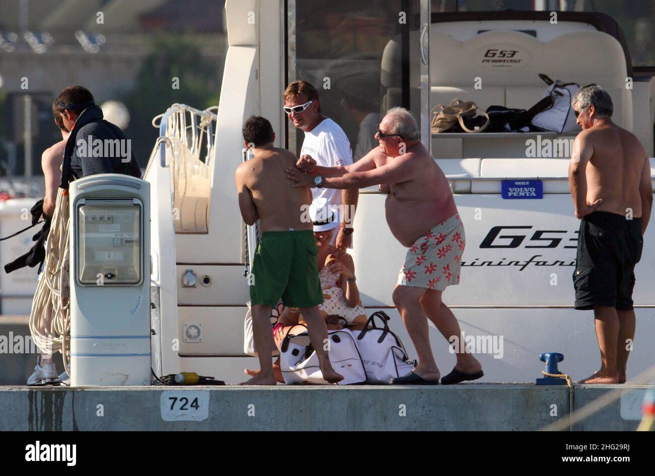 Loris Capirossi (in pantaloncini verdi) in vacanza con la sua ragazza e gli amici a Sradinia Portisco, Sardegna, Italia. Foto Stock