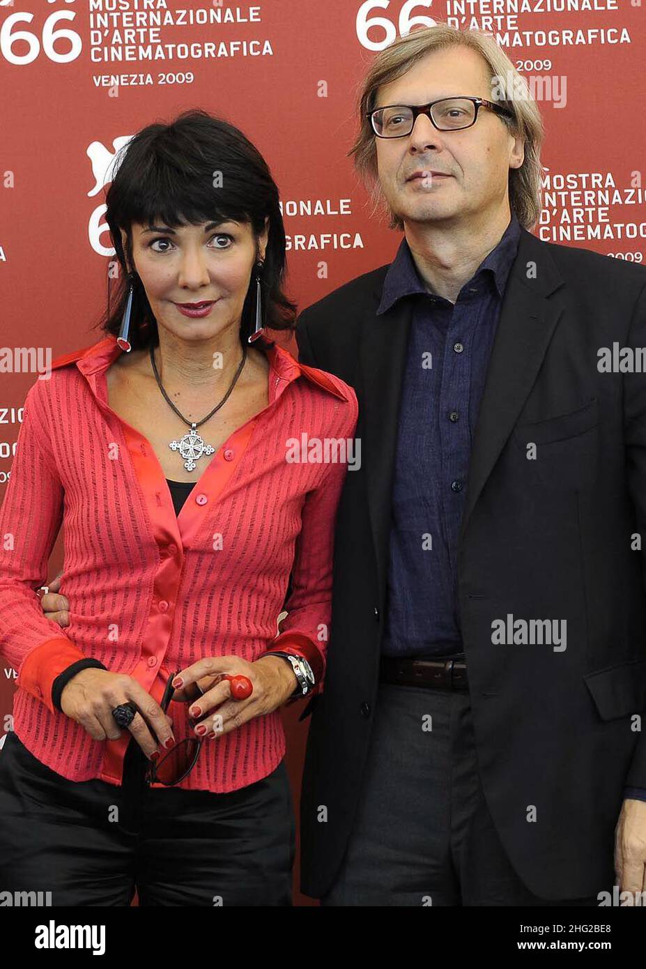 Elisabetta Sgarbi e Vittorio Sgarbi posano durante la Fotografia 'deserto Rosa' durante il Festival del Cinema di Venezia 66th. Foto Stock