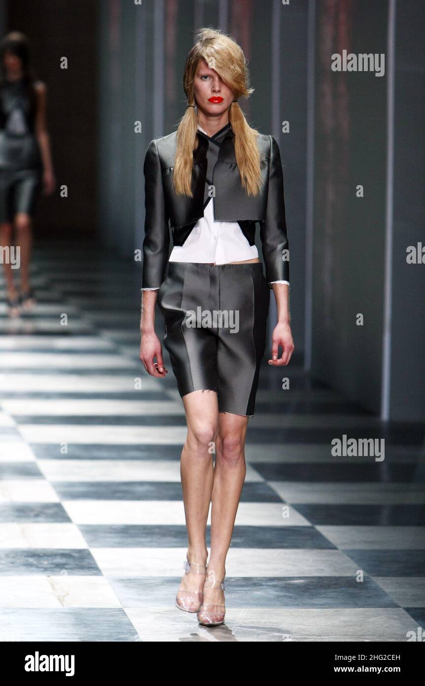 Un modello in passerella durante la sfilata di moda di Prada, nell'ambito  della settimana della moda di Milano Foto stock - Alamy