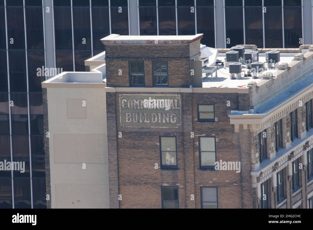 Vista aerea dell'edificio commerciale. Con un'insegna storica dipinta sull'edificio. Dayton, Ohio, Stati Uniti. Foto Stock