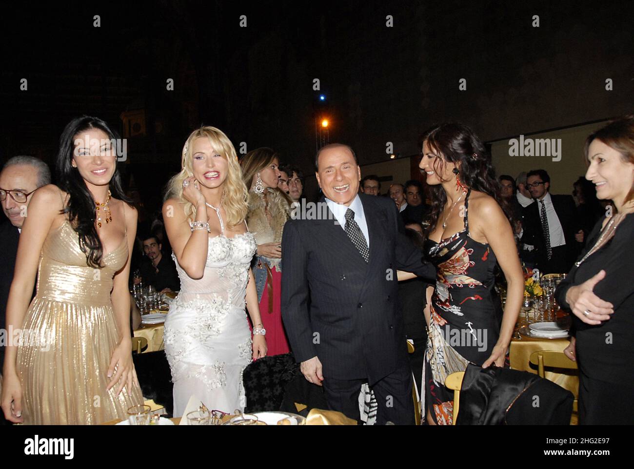 Silvio Berlusconi con Aida Yespica, Valeria Marini e Pamela Prati durante una cena di gala ai premi televisivi italiani Foto Stock