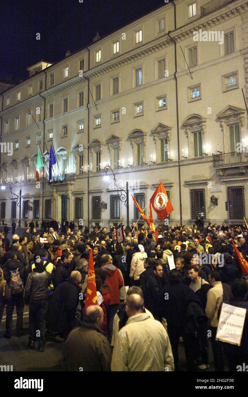 Gli operai di ingegneria di Eutelia che hanno perso il loro lavoro protestano fuori degli edifici governativi a Roma, Italia Foto Stock