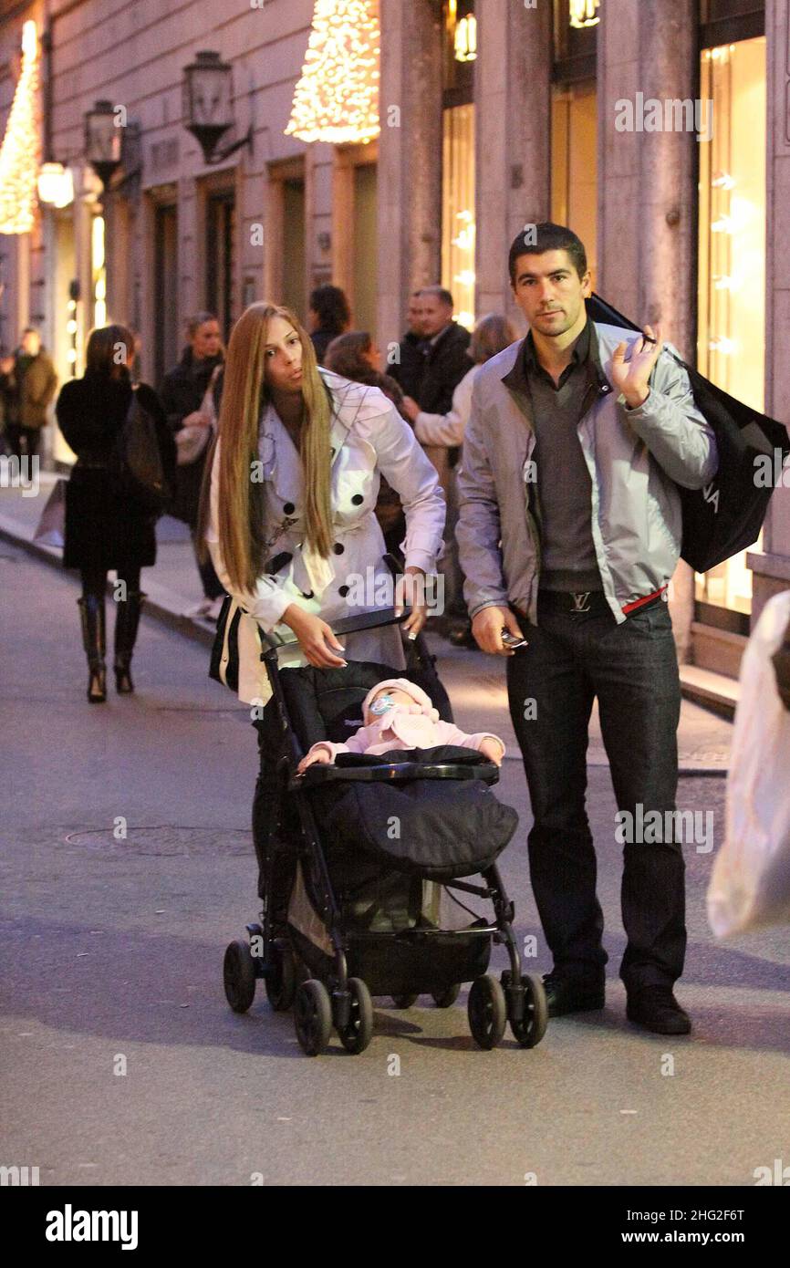 Il calciatore laziale , Alexander Kolarov, che cammina con la moglie Vesna e il loro figlio piccolo, Roma. Foto Stock