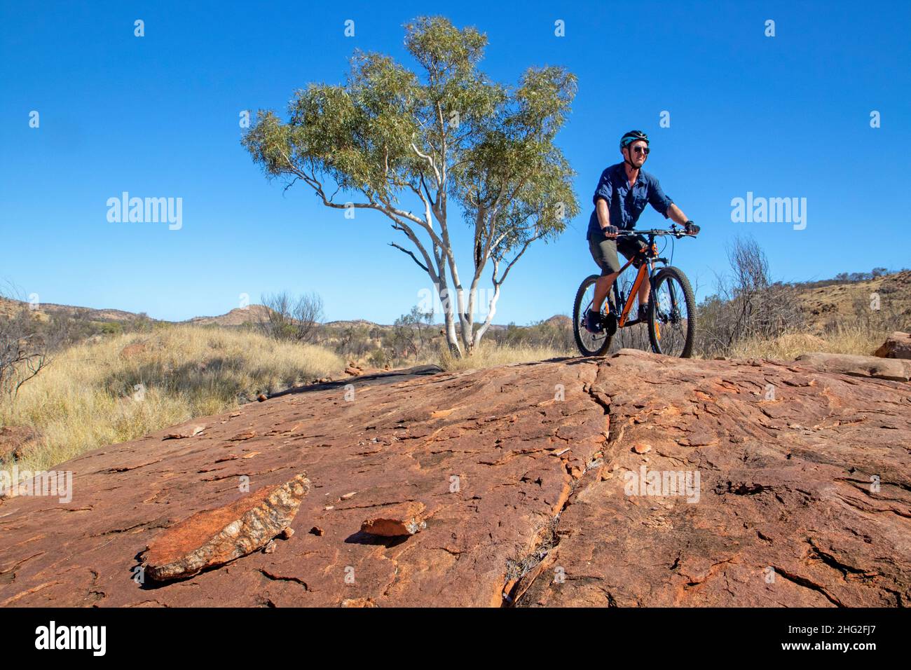 Mountain bike sulla Hell Line sulla rete di sentieri di Alice Springs Foto Stock