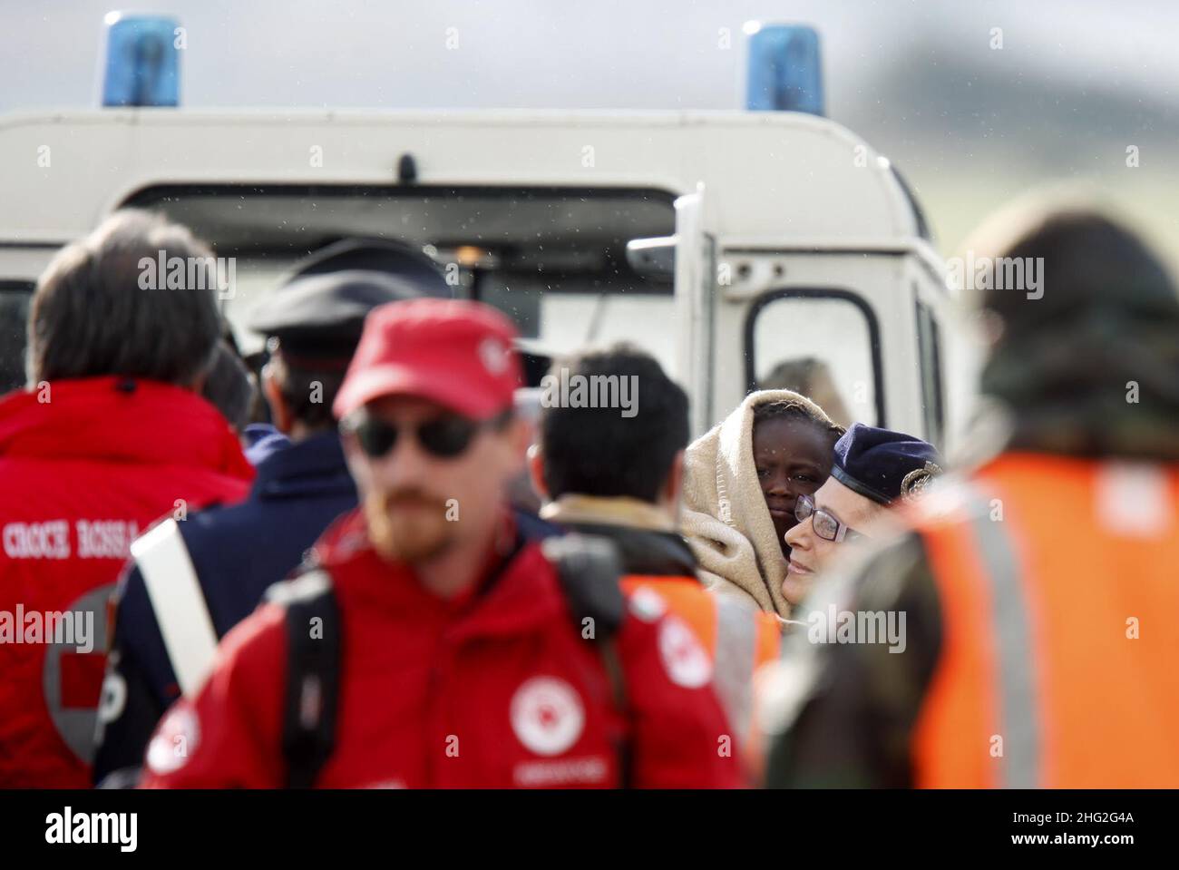 142 cittadini haitiani arrivano alla base dell'Aeronautica militare di Pratica di Mare da Haiti per ricevere assistenza sanitaria in Italia. Foto Stock