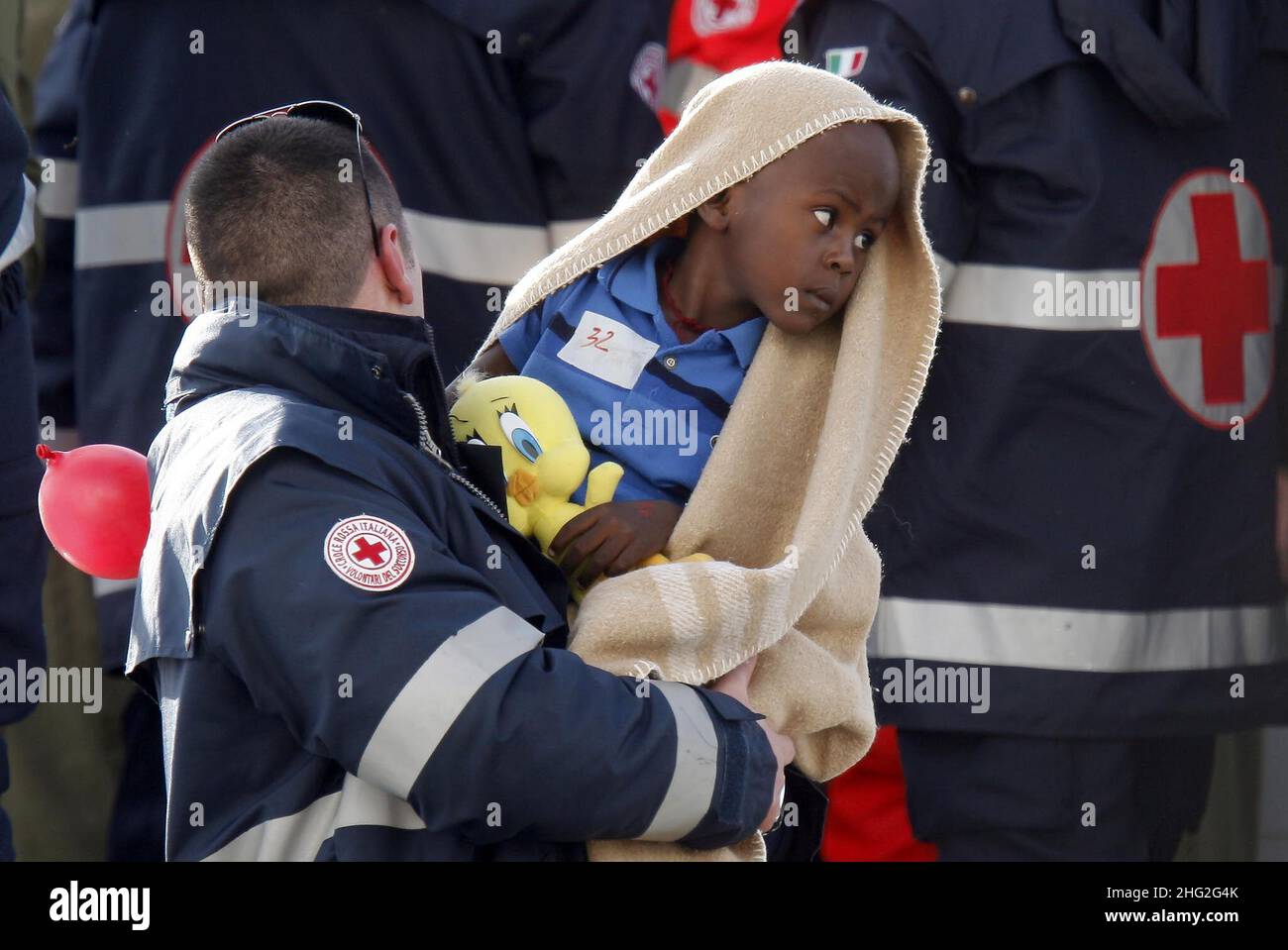 142 cittadini haitiani arrivano alla base dell'Aeronautica militare di Pratica di Mare da Haiti per ricevere assistenza sanitaria in Italia. Foto Stock