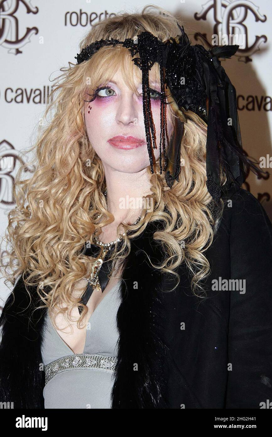 Courtney Love partecipa all'afterparty di Roberto cavalli dopo la sfilata di moda alla settimana della moda di Milano. Foto Stock