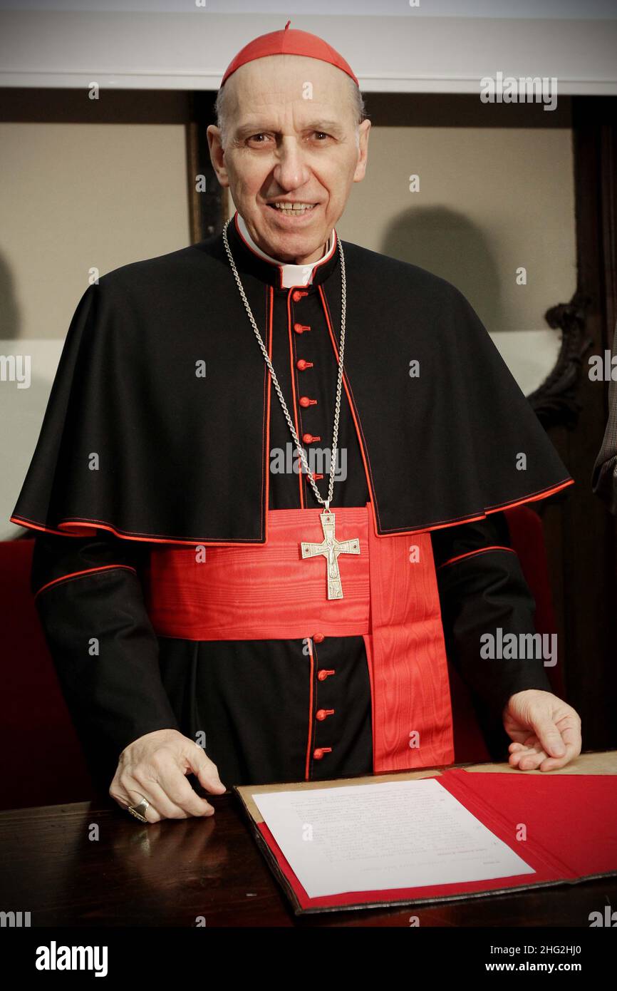 Il Card. Severino Poletto, Arcivescovo di Torino e Custode Pontificio della Sindone, in una conferenza stampa a Torino, in vista della prima visione pubblica della Sindone di Torino dall'ottobre 2000. Foto Stock