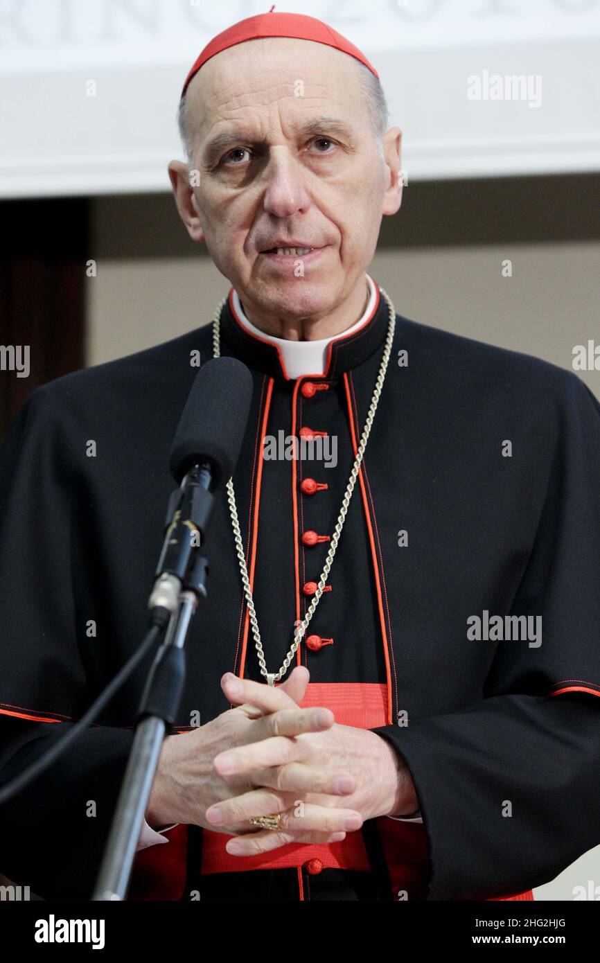 Il Card. Severino Poletto, Arcivescovo di Torino e Custode Pontificio della Sindone, in una conferenza stampa a Torino, in vista della prima visione pubblica della Sindone di Torino dall'ottobre 2000. Foto Stock