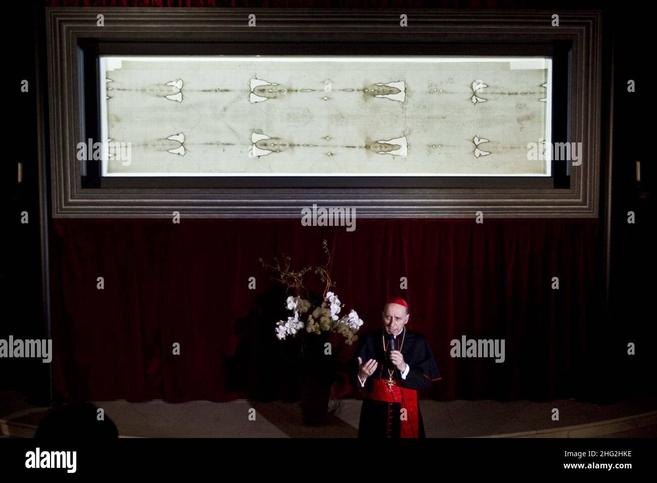 Il Cardinale Severino Poletto, custode della Sacra Sindone e Arcivescovo di Torino, partecipa alla solenne esposizione della Santa Sindone il 10 aprile 2010 a Torino, Italia. La Santa Sindone sarà esposta nella Cattedrale di Torino dal 10 aprile al 23 maggio, Mentre Papa Benedetto XVI sarà presente il 2 maggio. La copertura è stata l'ultima in mostra pubblicamente nel 2000. Foto Stock