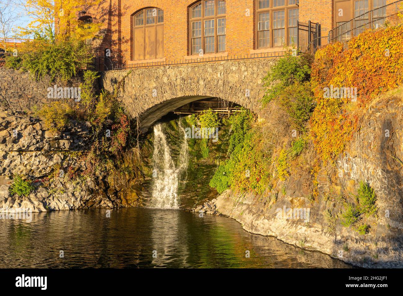 Spokane è la più grande città e contea sede della contea di Spokane County, Washington, Stati Uniti. Si trova nella parte orientale di Washington lungo il fiume Spokane adiacente Foto Stock
