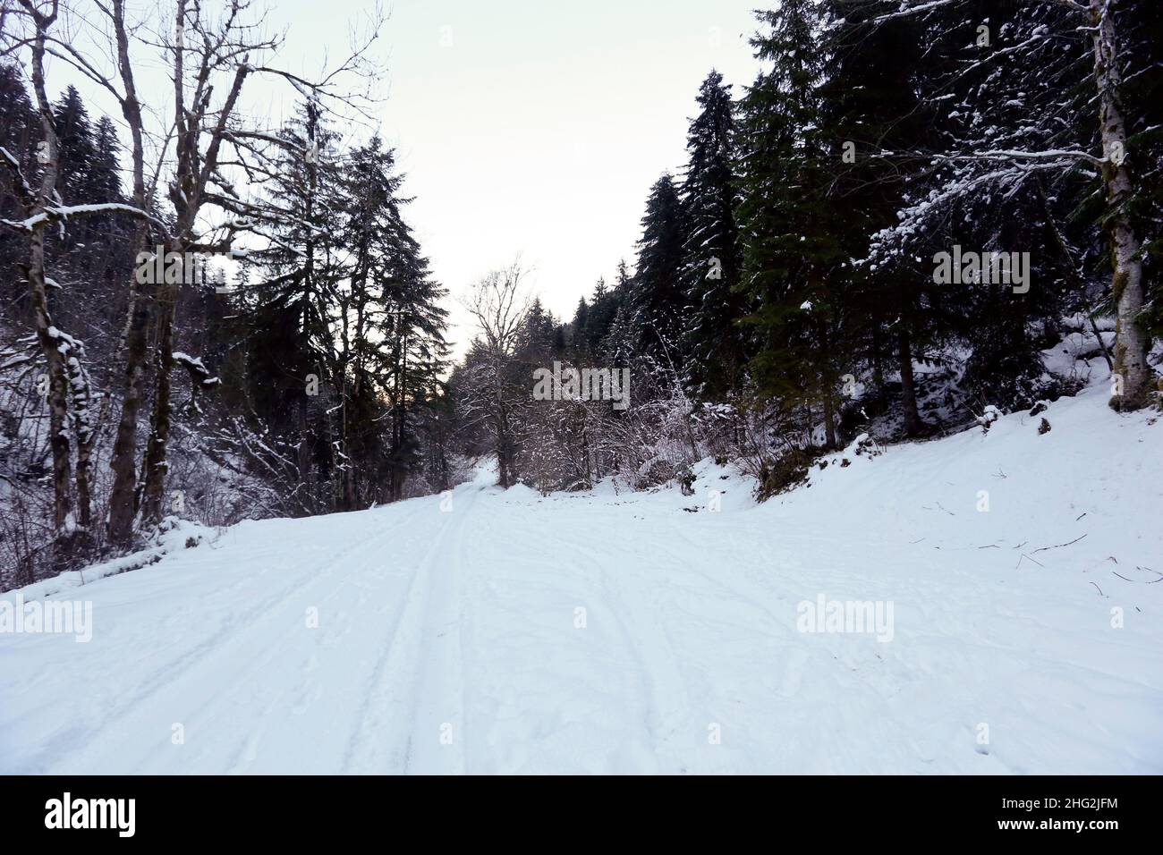 14 gennaio 2022. Le Martinet e Chevaline, alta Savoia, Francia. Scena degli omicidi Chevaline in inverno. Questo è il punto remoto in cui 10 anni fa Foto Stock