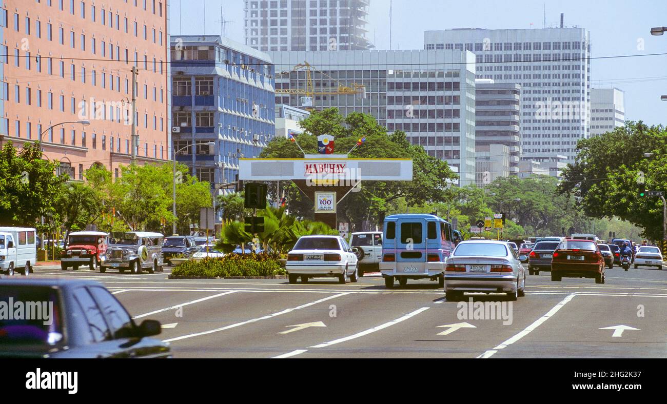 Roxas Boulevard è la strada principale attraverso Metropolitan Manila sull'isola di Luzon nelle Filippine. Il viale e' una popolare passeggiata lungomare. Corre lungo la Baia di Manila, conosciuta per i suoi pittoreschi tramonti e palme da cocco che si estendono lungo il bordo dell'acqua. La strada divisa di Roxas Boulevard (strada a doppia carreggiata) è diventata un punto di riferimento del turismo filippino ed è famosa per il suo yacht club, alberghi, ristoranti e parchi. Foto Stock