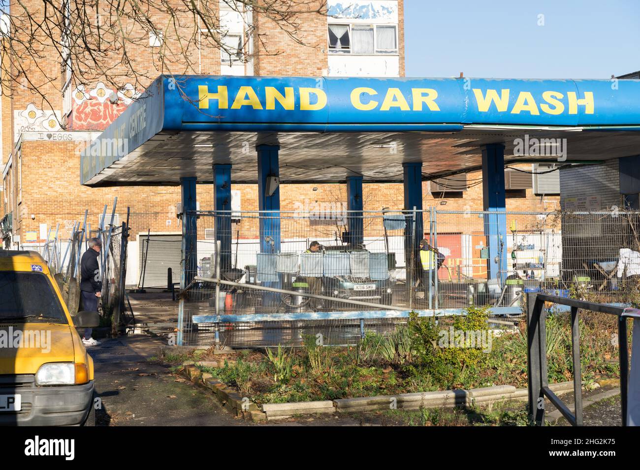 Servizio di lavaggio auto a mano presso il distributore di benzina disutilizzato di Londra Greenwich Inghilterra UK Foto Stock