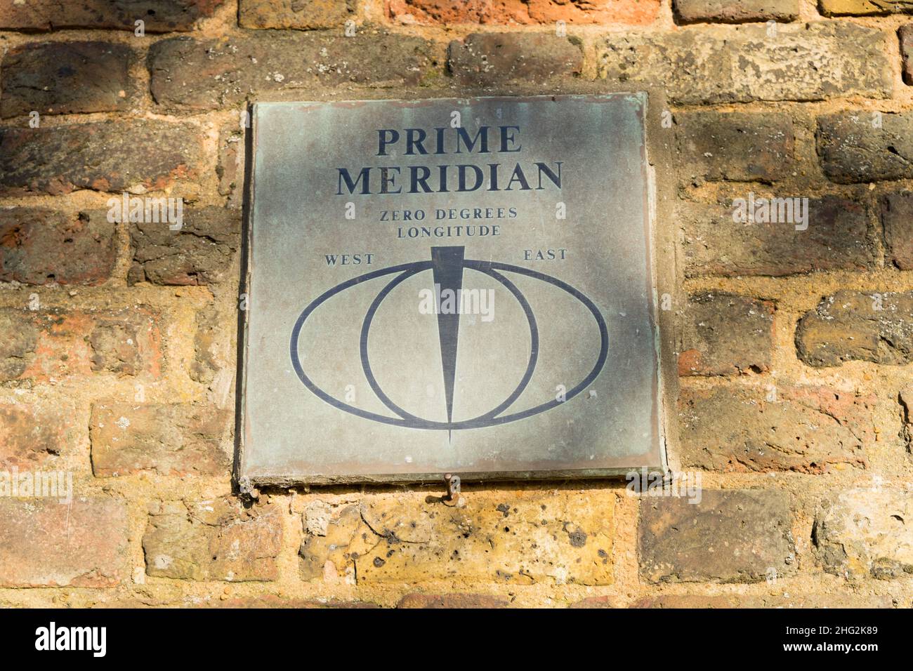 Primo meridiano muro targa sul perimetro del London Greenwich Park, Inghilterra Regno Unito Foto Stock