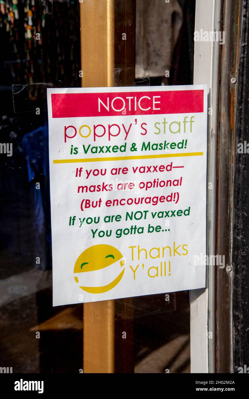 St. Paul, Minnesota. Un cartello pubblicato in un negozio di abbigliamento dice che i visitatori devono essere vaxxed per entrare nel negozio. A causa della diffusione della variante omicron St.Pa Foto Stock
