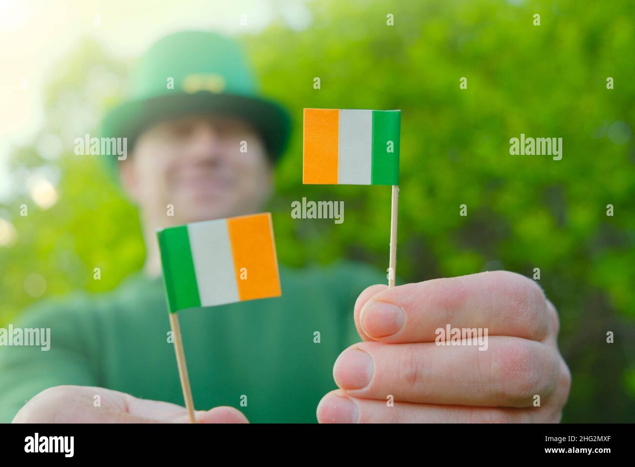 Giorno di San Patrizio. Bandiera d'Irlanda e fiori di trifoglio .San Patrizio sfondo. Tradizionale vacanza primaverile irlandese. Foto Stock
