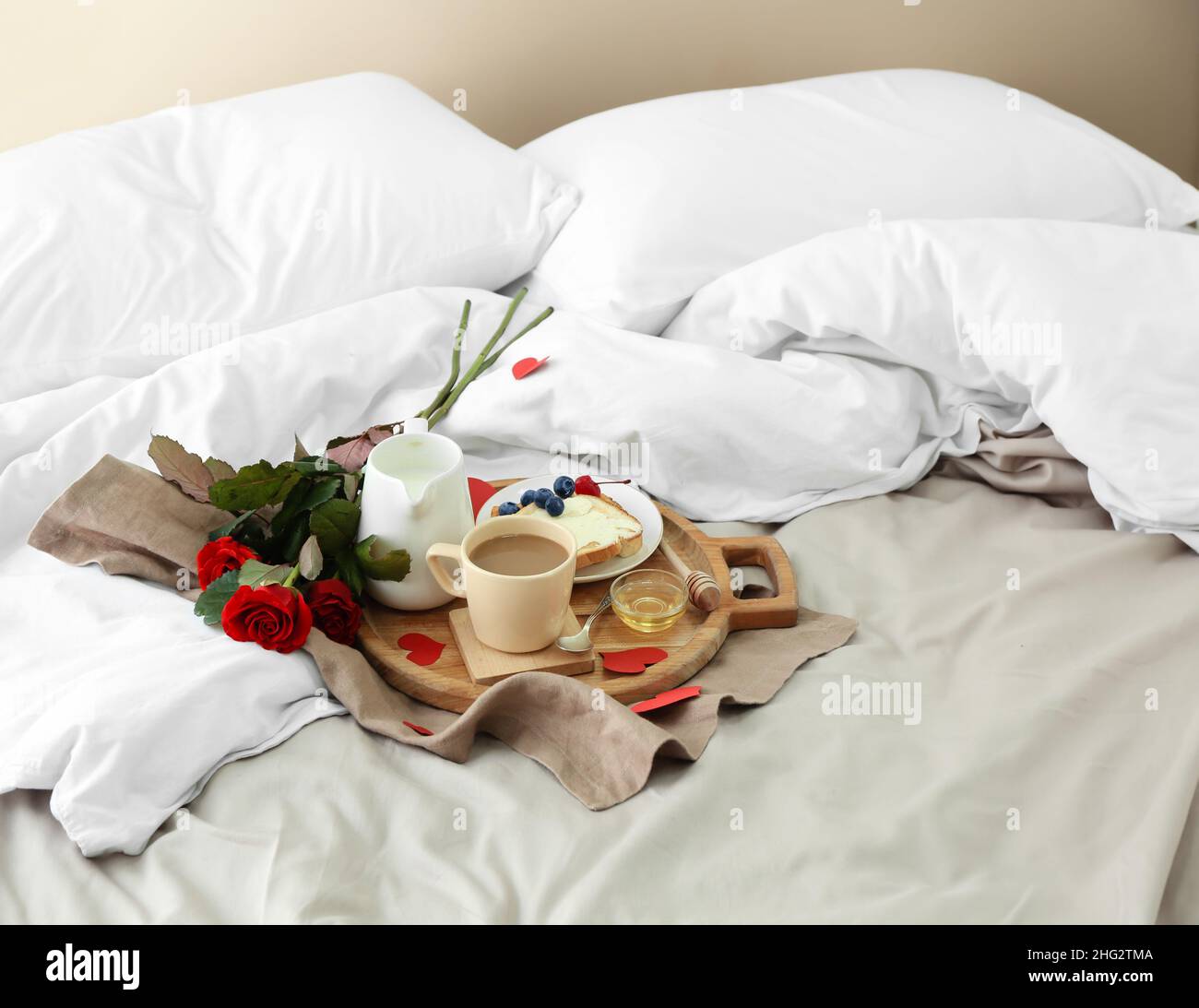 Pensione in legno con gustosa prima colazione e bouquet di rose per San Valentino a letto Foto Stock