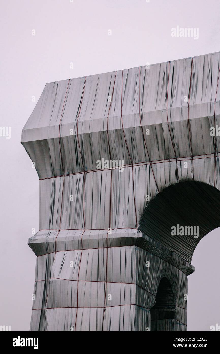 L'Arc de Triomphe, avvolta, Parigi, Francia, 2021 Foto Stock